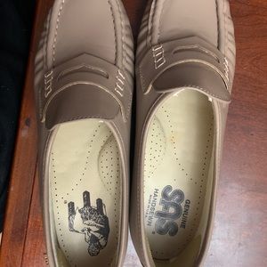 Brand new a genuine SAS  hand sewn  khaki women’s 9.5 loafer